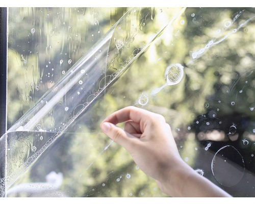 Aplikace transparentní okenní fólie na skleněnou tabuli