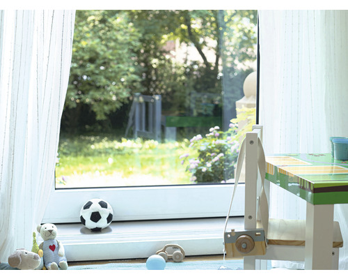 Dětský pokoj s oknem, závěsem, hračkami a dětským stolem