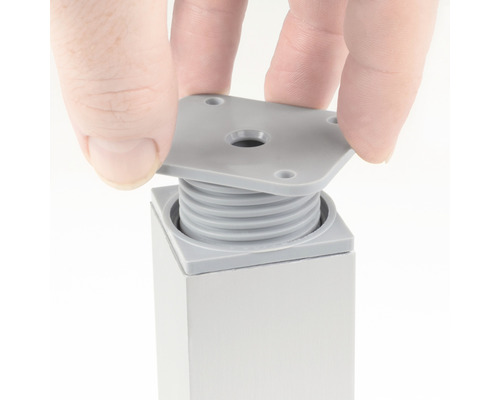 Detailní záběr nábytkové nohy s montážní deskou