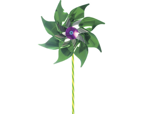 Větrník se zelenou vrtulí a žlutě pruhovanou tyčí