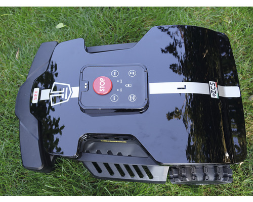 Černá robotická sekačka na trávě