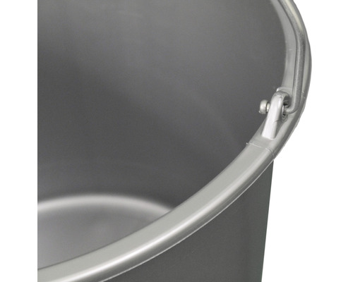 Detail kbelíku s rukojetí