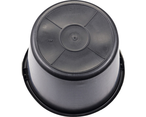 Černý plastový kbelík ze spodní strany