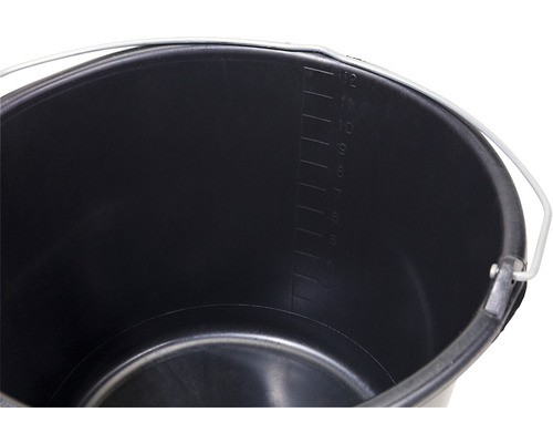 Detailní pohled na černý kbelík s objemovou stupnicí a kovovou rukojetí