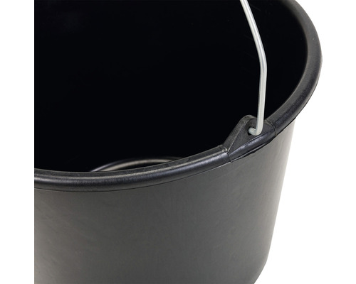 Detailní pohled na černý kbelík s kovovou rukojetí