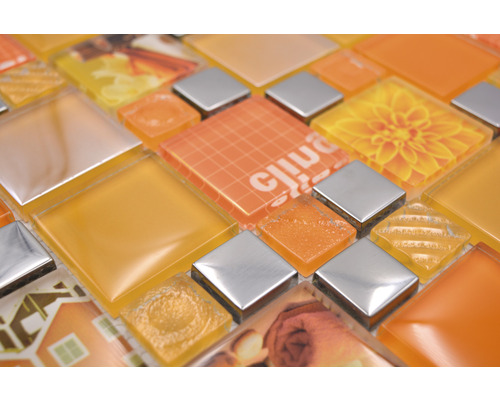 Mozaikové dlaždice v oranžové a stříbrné barvě