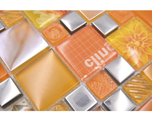 Detailní pohled na oranžové a stříbrné mozaikové dlaždice