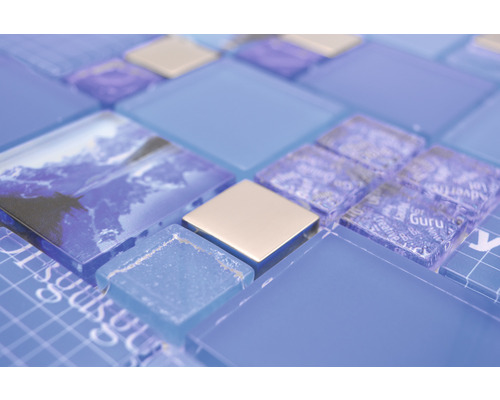 Detail modrých skleněných mozaikových dlaždic s různými vzory