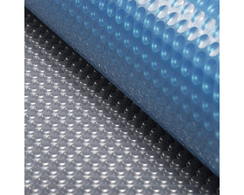 Detail bazénové plachty s bublinkovou strukturou