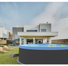 Scéna s kulatým zahradním bazénem, žebříkem, matrací, míčem a lehátky na zahradě