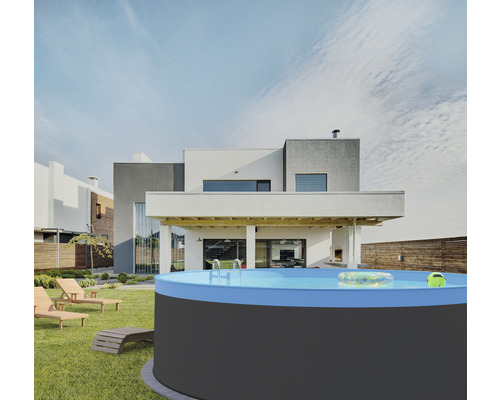 Scéna s kulatým zahradním bazénem, žebříkem, matrací, míčem a lehátky na zahradě