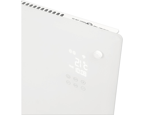 Detailní pohled na bílý radiátor s digitálním displejem a ovládacími prvky