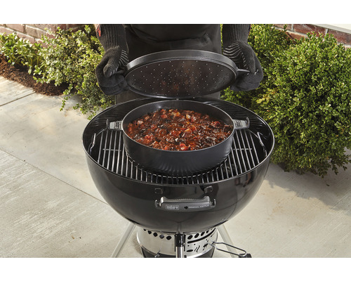 Gril s hrncem a poklicí, viditelný připravený pokrm