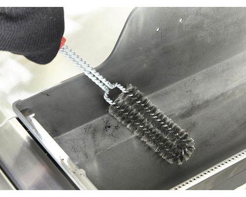 K čištění grilu se používá čisticí kartáč na gril s drátěnými štětinami.