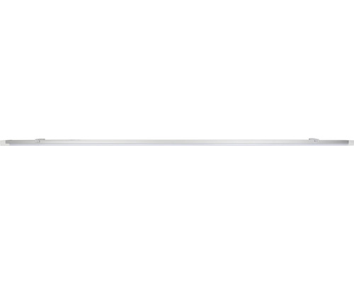 Světlá místnost s nástěnnými panely