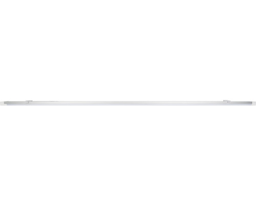 Světlá místnost s policemi