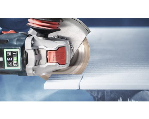 Úhlová bruska řeže obrobek