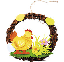 Dekorativní věnec na dveře s kuřetem, květinami a vejci na Velikonoce