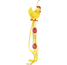 Dekorace s kuřecí figurkou, stuhami a velikonočními vajíčky k zavěšení