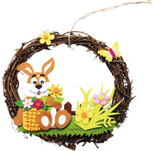 Dekorativní velikonoční věnec s motivem zajíčka, květinami a motýlem