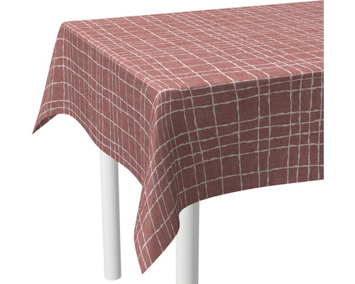 Stůl s červeným kostkovaným ubrusem