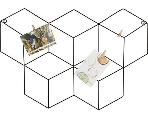 Dekorativní nástěnná tabule s geometrickým designem a fotografiemi