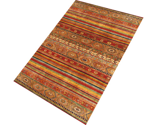 Koberec s pruhovaným vzorem a orientálními prvky