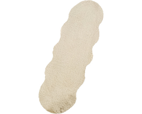 Béžový koberec se zvlněným okrajem