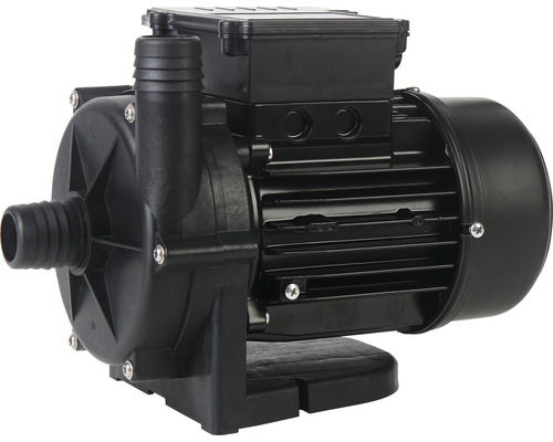 Černé oběhové čerpadlo pro použití v zahradě a pro dopravu vody