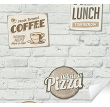 Tapeta s reklamou na kávu a motivem pizzy na bílé cihlové zdi