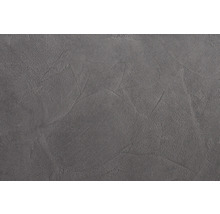 Šedá zeď se strukturovanou omítkou