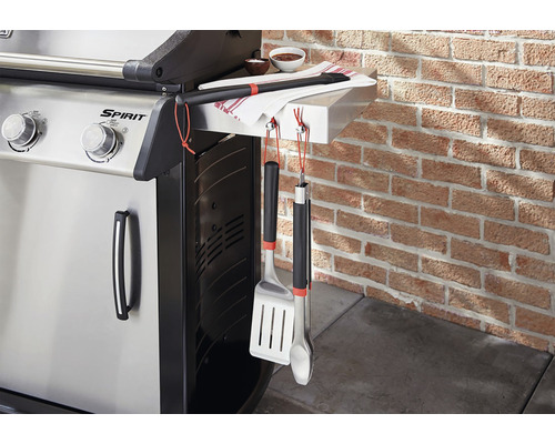 Nerezový gril s grilovacím náčiním, včetně grilovacích kleští a obracečky