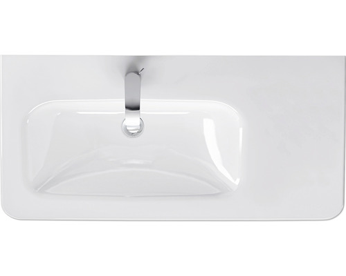 Pohled shora na bílé umyvadlo s baterií