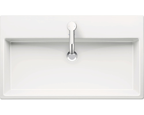 Pohled shora na bílé umyvadlo s vodovodní baterií