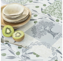 Dekorace stolu s látkovými ubrousky, dřevěnými talíři a kiwi