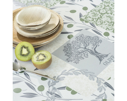 Dekorace stolu s látkovými ubrousky, dřevěnými talíři a kiwi