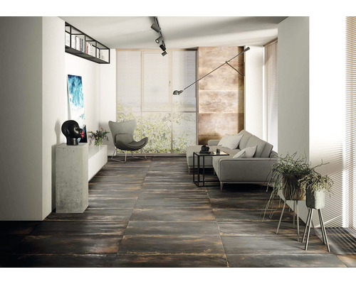 Světlý obývací pokoj s šedou pohovkou, křeslem, rostlinami a podlahovými dlaždicemi se vzhledem dřeva