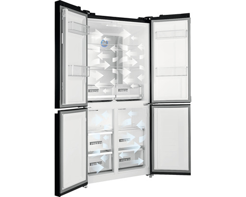 Otevřená chladnička s několika přihrádkami a zásuvkami