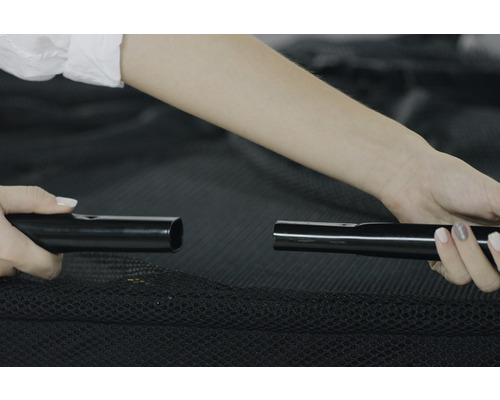 Dvě černé kovové tyče se spojují dohromady.