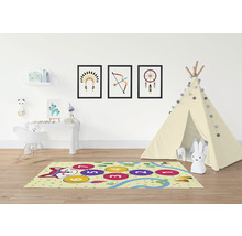 Dětský pokoj s hracím kobercem, teepee stanem a dekorací