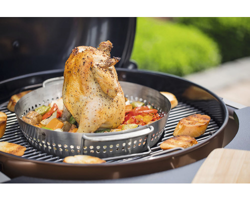 Grilované kuře v pekáči na kuře se zeleninou na grilu na dřevěné uhlí