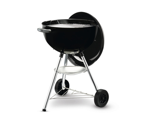 Černý kulatý gril s pochromovaným rámem a kolečky