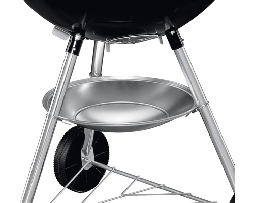 Detailní pohled na kulatý gril s úložným prostorem a koly.