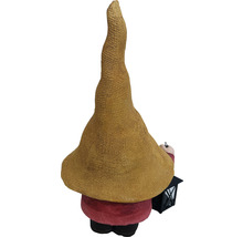 Zahradní trpaslík s lucernou, pohled zezadu