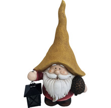 Dekorativní figurka zahradního trpaslíka s lucernou a šiškou