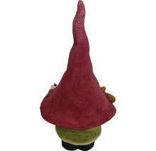 Pohled zezadu na zahradní dekoraci trpaslíka s velkou čepicí