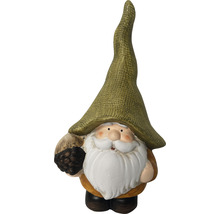 Zahradní trpaslík s čepicí a vousy drží žalud