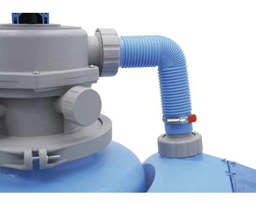 Detailní záběr pískové filtrace s hadicovým připojením