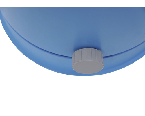 Detailní záběr dna modrého sudu na dešťovou vodu se šedým vypouštěcím kohoutem