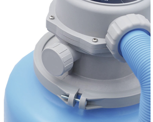 Detailní pohled na bazénový filtrační systém s hadicovou přípojkou